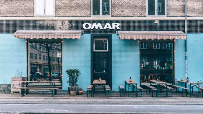 Omar y antonio / almorzar / un restaurante japonés